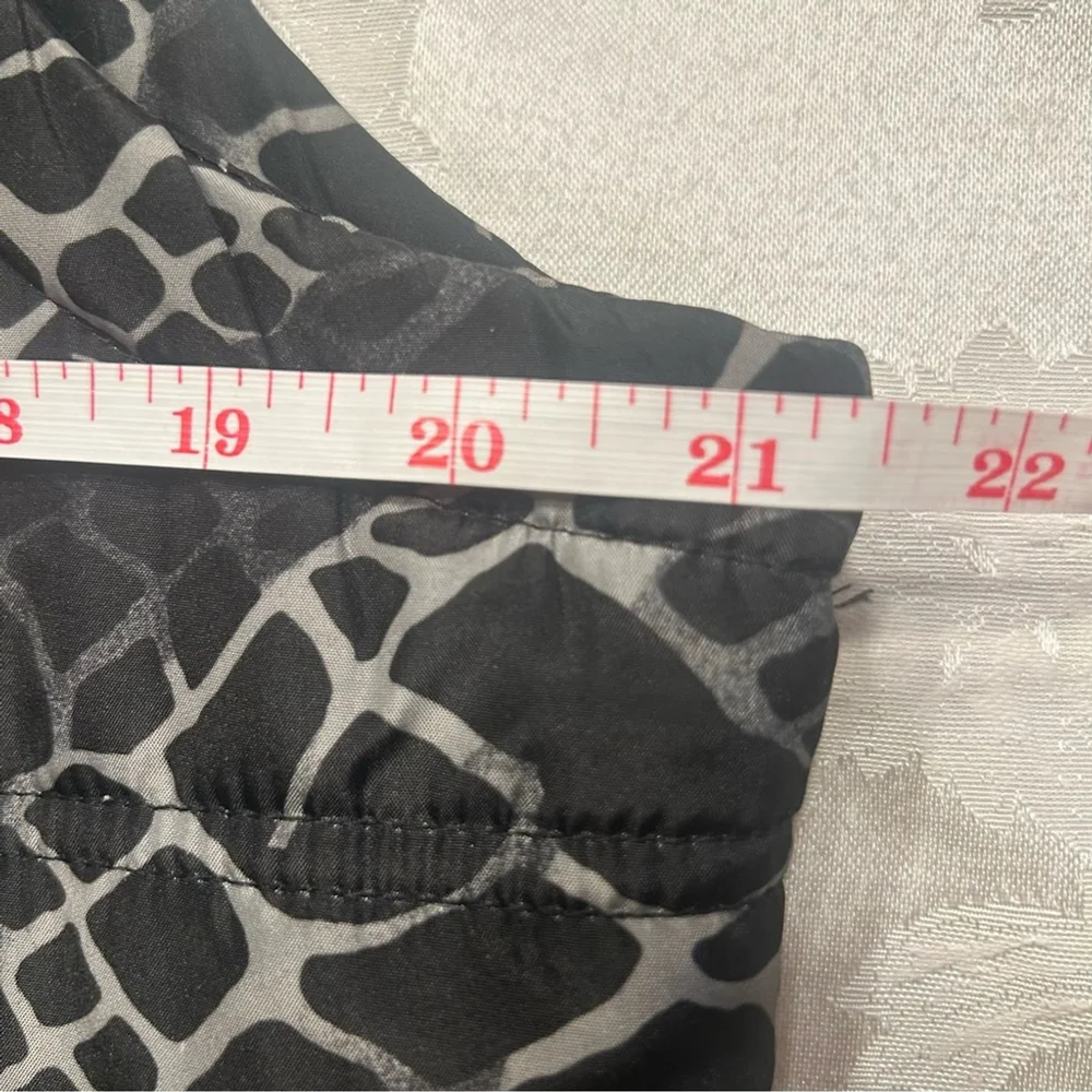 🏷️CLEARANCE! Jane Ashley Black White Snake Puffer Vest Large Quilted Zip Waist